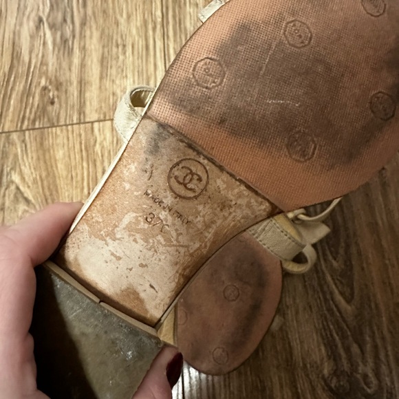 CHANEL Beige Leather Bow CC Logo Sandals Size 37 - Picture 4 of 10